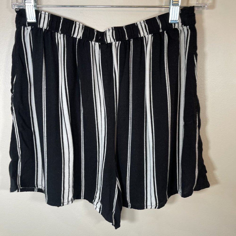 Hollister Black and White Striped Shorts - Picture 6 of 7